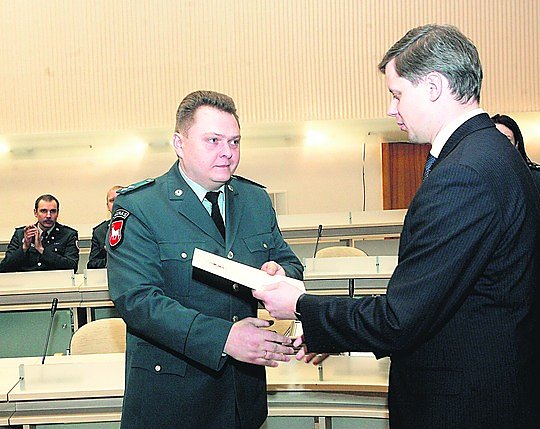 Geriausio Kauno apskrities policijos komisariato apylinkės inspektoriaus prizą M.Jakučiui įteikė meras A.Kupčinskas.
