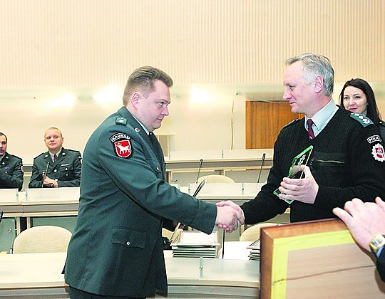 Geriausio inspektoriaus vardo suteikimo proga M.Jakutį sveikino Kauno apskrities policijos komisariato vadovas A.Kaminskas (dešinėje).
