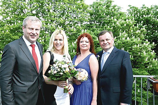 V. Gedvilo ir J. Grizickaitės santuokos liudytojai Kaune buvo Seimo narys M. Bastys su žmona Renata (pora kairėje).