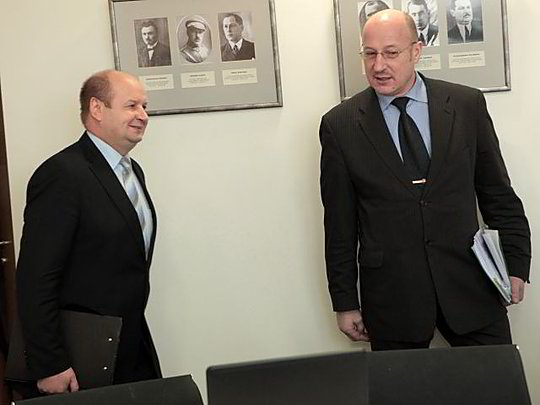 Apie sučiuptą krovinį pranešė Generalinės prokuratūros prokuroras A.Kliunka ir policijos generalinio komisaro pavaduotojas V.Račkauskas. Apie sučiuptą krovinį pranešė Generalinės prokuratūros prokuroras A.Kliunka ir policijos generalinio komisaro pavaduotojas V.Račkauskas.