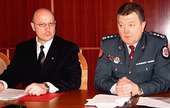 Generalinio komisaro pavaduotojas Visvaldas Račkauskas (kairėje) B.Ivanausko (dešinėje) vadovaujamo Klaipėdos apskrities vyriausiojo policijos komisariato veiklą vertina teigiamai. Generalinio komisaro pavaduotojas Visvaldas Račkauskas (kairėje) B.Ivanausko (dešinėje) vadovaujamo Klaipėdos apskrities vyriausiojo policijos komisariato veiklą vertina teigiamai.