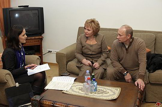 2010-aisiais Vladimiras ir Liudmila Putinai davė žurnalistams bendrą interviu, tačiau pastebėta, kad tarp sutuoktinių tvyrojo įtampa, o atmosfera buvo nenatūrali. 2010-aisiais Vladimiras ir Liudmila Putinai davė žurnalistams bendrą interviu, tačiau pastebėta, kad tarp sutuoktinių tvyrojo įtampa, o atmosfera buvo nenatūrali.