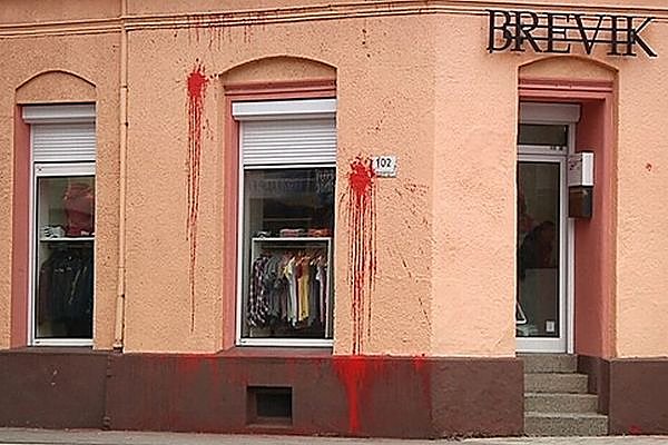 Parduotuvė „Brevik“, kurios pavadinimas primena A. B. Breiviko pavardę, buvo apmėtyta buteliais su raudonais dažais.