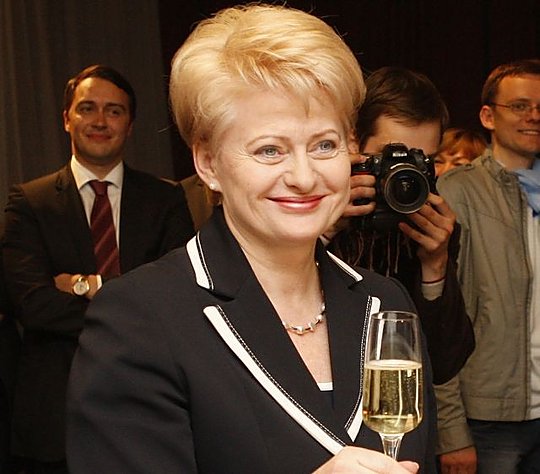 D.Grybauskaitė gali kelti šampano taurę - ji be konkurencijos išrinkta Lietuvos prezidente. D.Grybauskaitė gali kelti šampano taurę - ji be konkurencijos išrinkta Lietuvos prezidente.