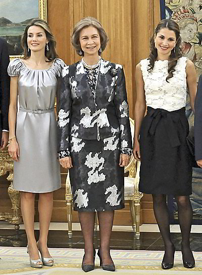 Iš kairės: Ispanijos princesė Letizia, Ispanijos karalienė Sofia ir Jordanijos karalienė Rania. Iš kairės: Ispanijos princesė Letizia, Ispanijos karalienė Sofia ir Jordanijos karalienė Rania.